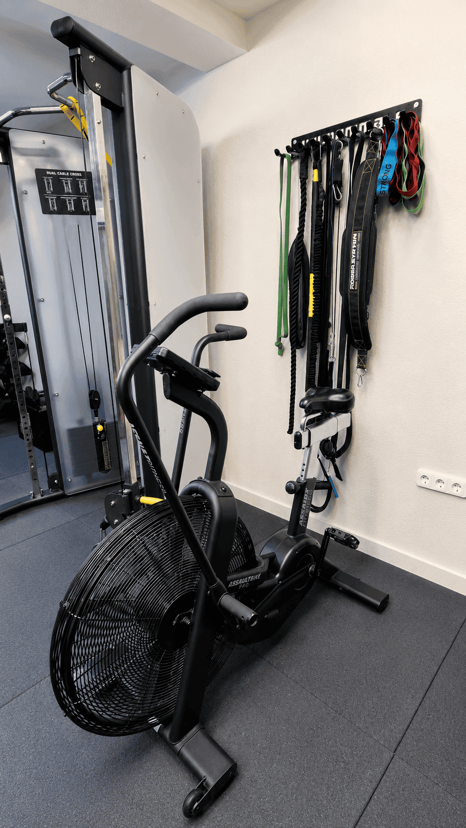 Assault air bike és gumiszalagok a rehabilitációs és funkcionális edzéshez